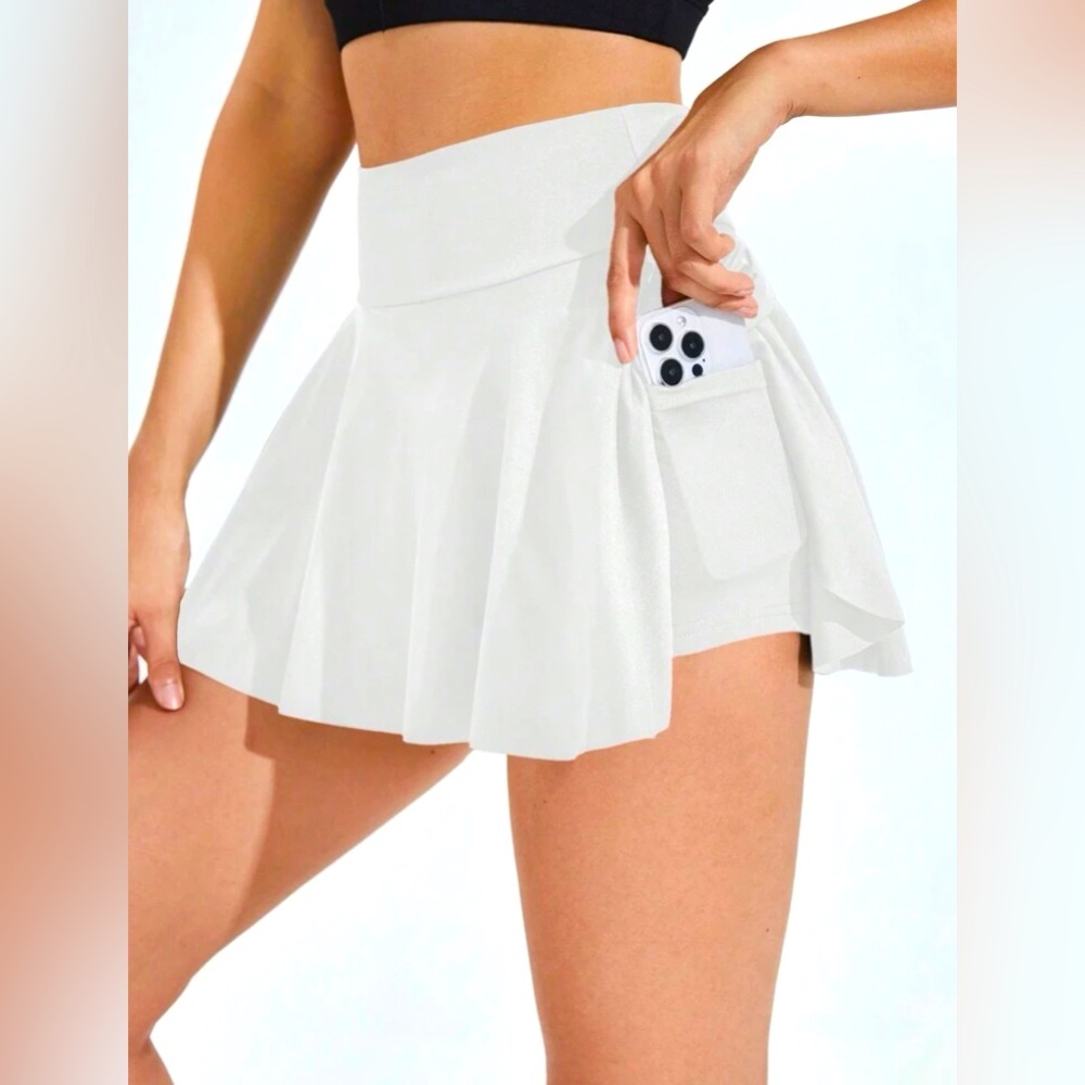 White skort size XS. Worn maybe twice. Like new with pockets